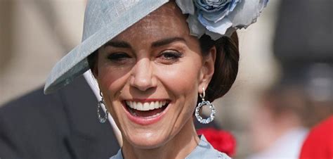 ESPECTACULAR de azul: Kate Middleton vuelve a .